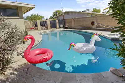 Image de Western House 4 bd with Pool & Fire-pit Close to Suns Arena