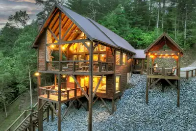 Image de Riverfront Seclusion, Hot Tub Soaks, Fireside Chats & Nearby Activities - Your Happy Place