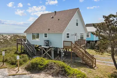 Image de Updated Oceanfront Cottage at Oki Pier w/ Two Balconies