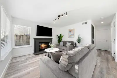 Image de Fully Renovated Mansion w\/ 4bd\/3ba w\/ Ample Space