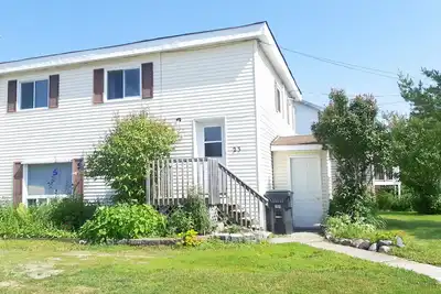 Image de Comfy, Roomy, Close to Stores, Trails & Lake