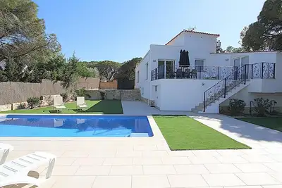 Image de Villa Green House, capacité 8 personnes, climatisation, piscine privée et espace barbecue