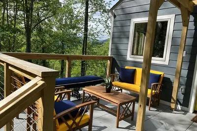 Image de An elegantly appointed house tucked in the Virginia Mountainside.