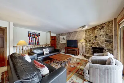 Image de 2-story condo near lifts with fireplace, heated pool, hot tub, grills, & balcony