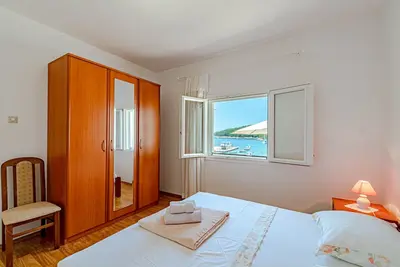 Image de Appartement de deux chambres avec la terrasse et la vue sur le mer Grscica, Korcula (A-20976-a)