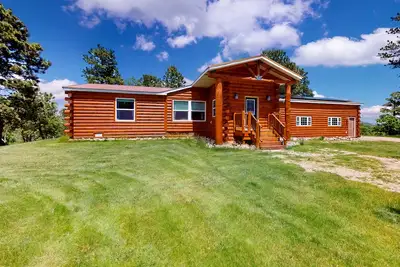 Image de Dog-friendly log cabin with amazing views, fireplace, grill - close to Deadwood
