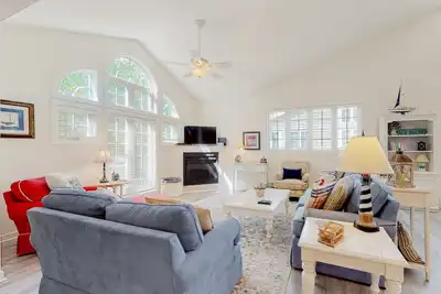 Image de Arrington Woods townhome with fireplace, pool, gas grill, balcony, & patio area
