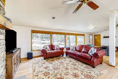 Image de Charming, single-level retreat with a gas fireplace, Ac, washer/dryer, & Sharc