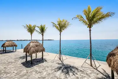 Image de Modern waterfront condo with pool, shared dock, & W/D - snowbird-friendly