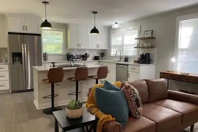 Image de Convenient & Freshly updated 3 bedroom 1 bath home