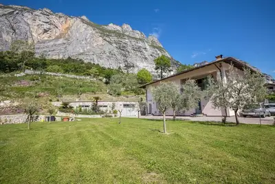 Image de Studio 'Monte Brento Gaggiolo' avec vue sur les montagnes et jardin privé