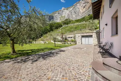Image de Studio 'Monte Brento Gaggiolo' avec vue sur les montagnes et jardin privé