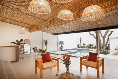 Image de 6 Bedrooms House near Tourist Spots with backyard, Bar, Jacuzzi and heated pool