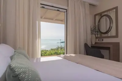 Image de A luxury seaside villa with sweeping ocean views for a blissful holiday.