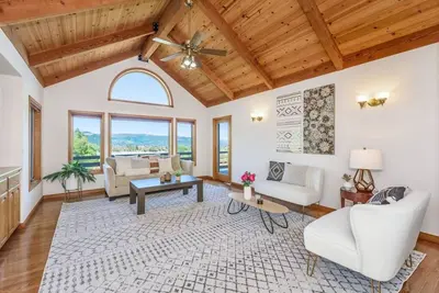 Image de Vineyard farmhouse style home with a pool!