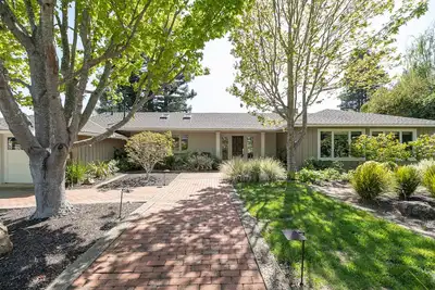 Image de Beautiful, quiet, and modern home with a pool in sunny San Rafael