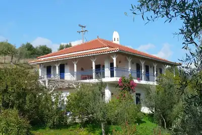 Image de confortable maison grecque traditionnelle avec vue sur la mer à Finikounda