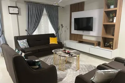 Image de Spacious 2Bedroom en-suite with Queen Beds+ Living Room+ HiSpeed WiFi + Kitchen