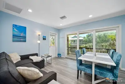 Image de Dog Friendly Loft Steps from Beach with Gas Barbecue Grill and Upstairs Deck!