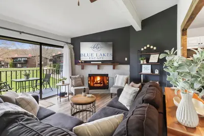 Image de Cozy Lg Retreat! King Bed! Fireplace! WiFi!