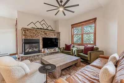 Image de Moraine 1444 | Modern 4br Townhome Near Steamboat Resort | Hot Tubs, Pool, Garag
