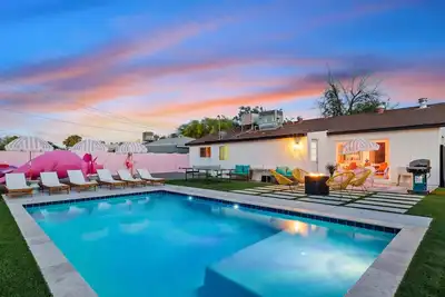Image de Spacious home w/heated pool & backyard games