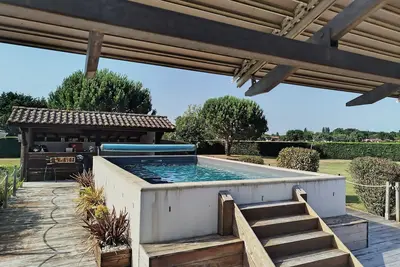 Image de maison familiale avec vaste jardin et piscine. A proximité du lac, du village.