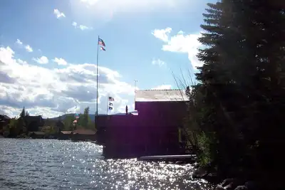 Image de Studio Boathouse cabin over water