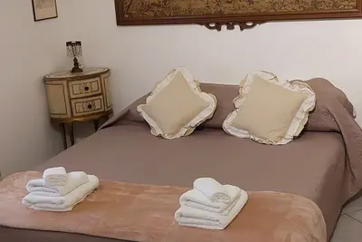 10 min from the sea! Chic and retro home sleeps 4 + double sofa bed!