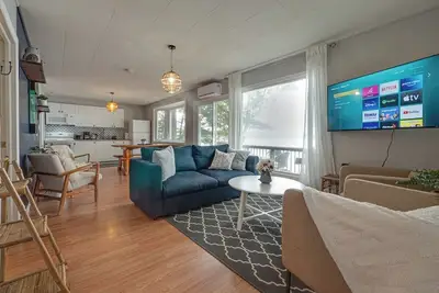 Image de Waterfront Night Owl Cottage on Halls Lake