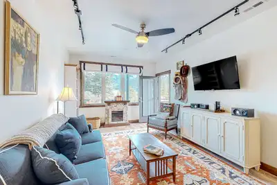 Image de Brand-new downtown condo with rooftop patio, grill, mtn views, fireplace, & W/D