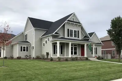 Image de New Listing! ! New Home - Only a 10 min walk to the Nd Campus\n