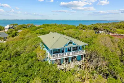 Image de Dog-friendly home with ocean/sound views and private beach path
