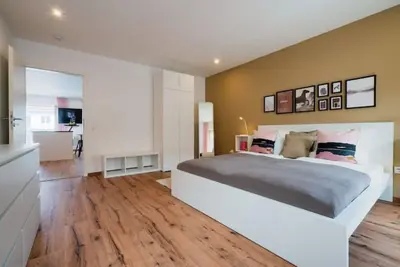 Central 80 sqm city apartment (No. 6) for 4 pers.