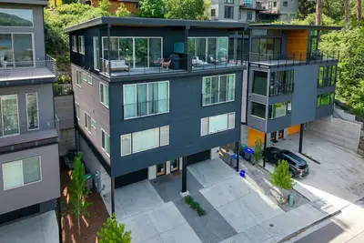 Image de Lovely 4 story Th in downtown Hr, Views of the Columbia