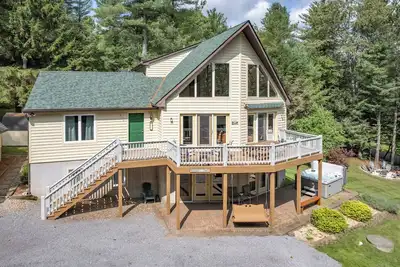 Image de New! Hillside Pines: Lake Access, Hot Tub, Gas Fireplace!