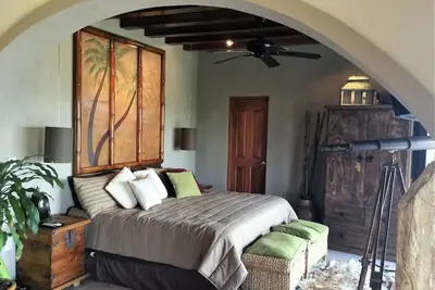 Image de Spend the day at the Soggy Peso Palapa Bar, and spend the night in The Penthouse