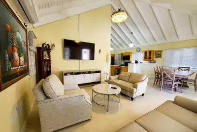 Image de “Luxury Villa in Richmond Estate: A/C Bedrooms & Stunning Infinity Pool”