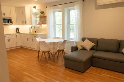 Image de New canal front one bedroom tucked in the woods. Close to beach!