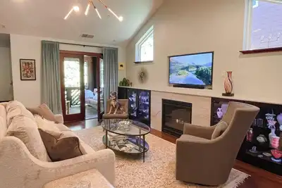 Image de Luxury Redwood House across from the Russian River