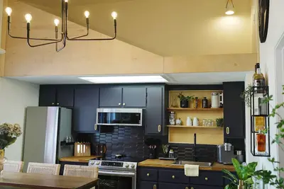 Image de Downtown Vaulted Luxe Haus-near Napa. Walk Downtown. Pet-Friendly!