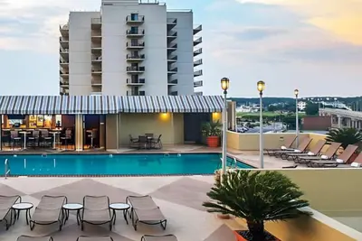Image de Beach Quarters Two bedroom · Coastal Two Bedroom Suite on Virginia Beach!