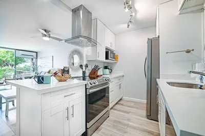 Image de Ocean view, fully remodeled, 2nd floor, few steps away from the best beaches