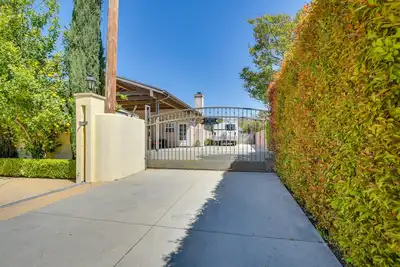 Image de Luxe Pasadena Casita w\/ Fireplace & Grill