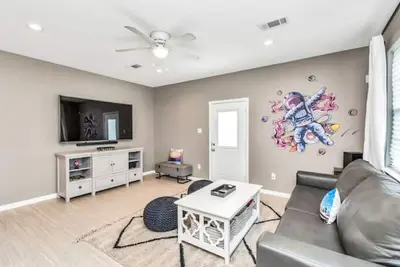 Image de King-sized master suite and 6 minutes away from Minute Maid Park & Toyota Center