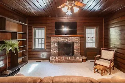 Image de 210 Year Old Cozy Cottage that Sits on 75 acres and sleeps 10 comfy
