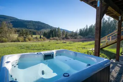 Image de New! Small farmhouse with Hot tub + Mountain View