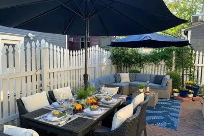 Image de This Stylish Beach Charmer Has it All! 1 Block to the Beach, Shopping & Dining!