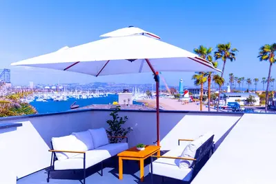 Image de Harbor Lookout: Coastal Luxury with Ocean View in Prime Location