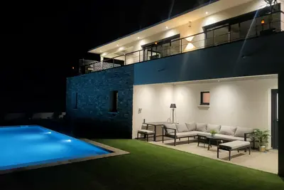 Image de Villa contemporaine avec piscine chauffée à seulement 10 min de la plage